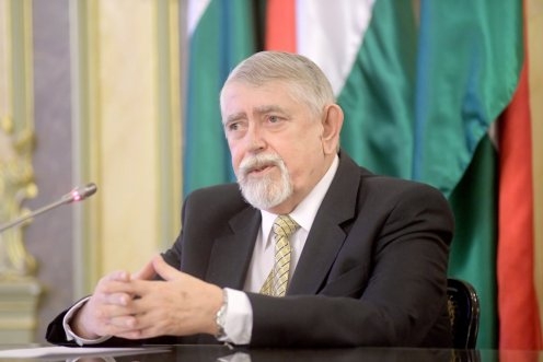Négy év alatt 72 százalékkal emelik az egészségügyi közalkalmazottak, védőnők bérét